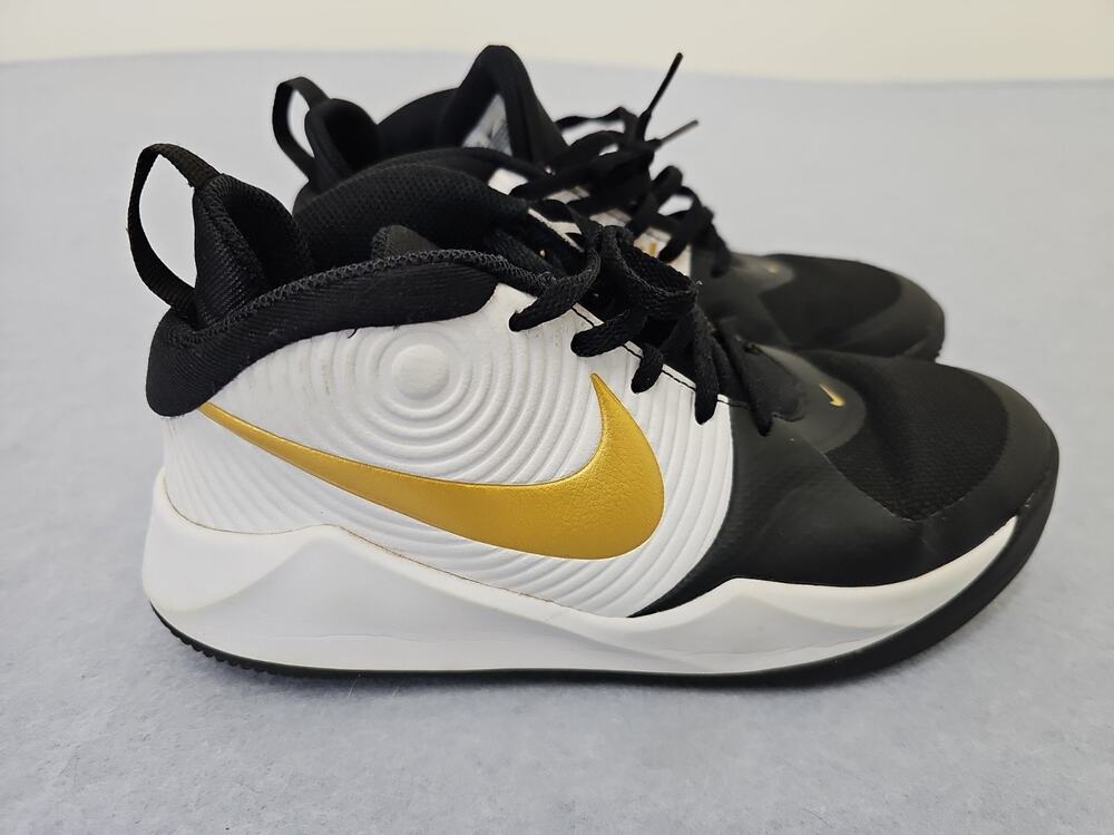 Nike Boys Team Hustle D 9 Black White Basketball Shoes Sneakers 6Y Gym Athletic